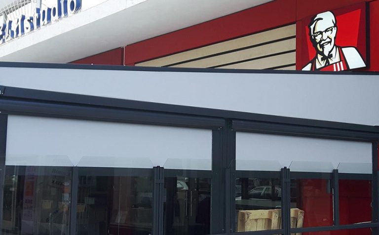 Τοποθέτηση περγκοτέντας με σύστημα ανεμοφρακτών στα καταστήματα KFC και PIZZA HUT στην Γλυφάδα | Tentagon