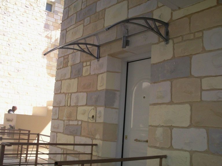 Στέγαστρο πόρτας απο αλουμίνιο με συμπαγές πολυκαρβονικό φύλλο,στο Δήλεσι Βοιωτίας | Tentagon