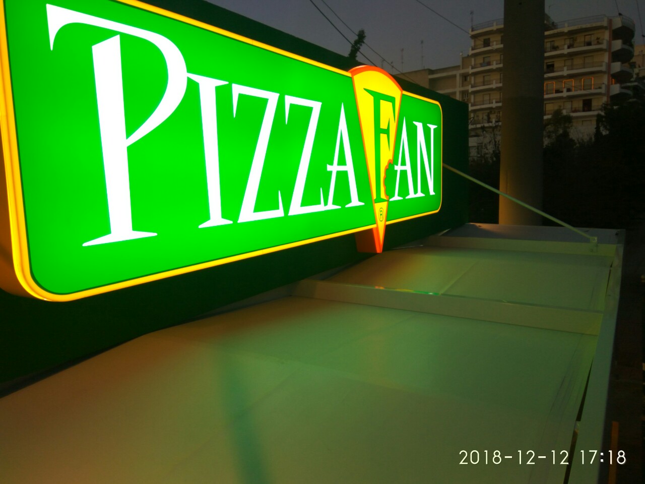 Στέγαστρο στο κατάστημα της Pizza Fan στο Γαλάτσι | Tentagon